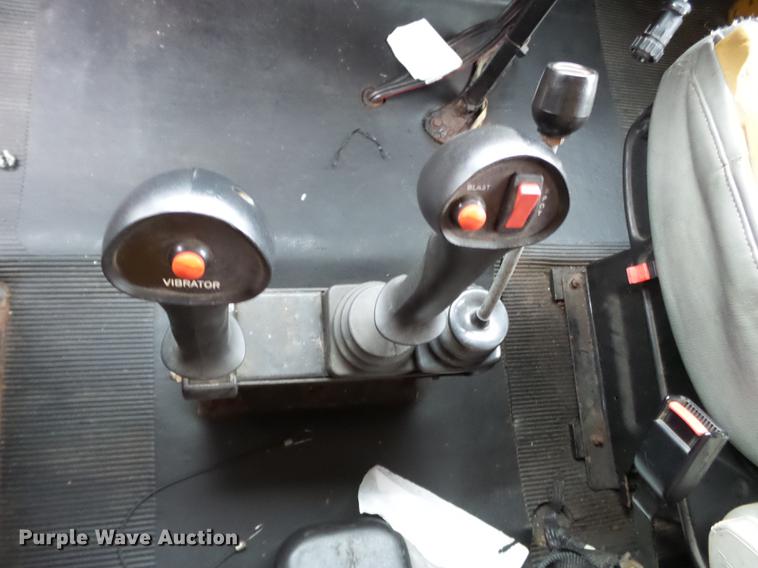 image for item DC6777 2002 International 2554 dump truck