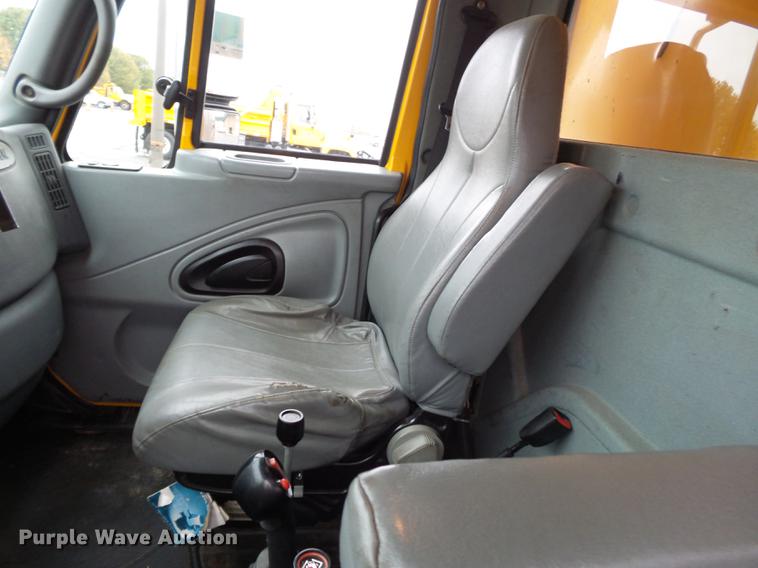 image for item DC6778 2007 International 7400 dump truck