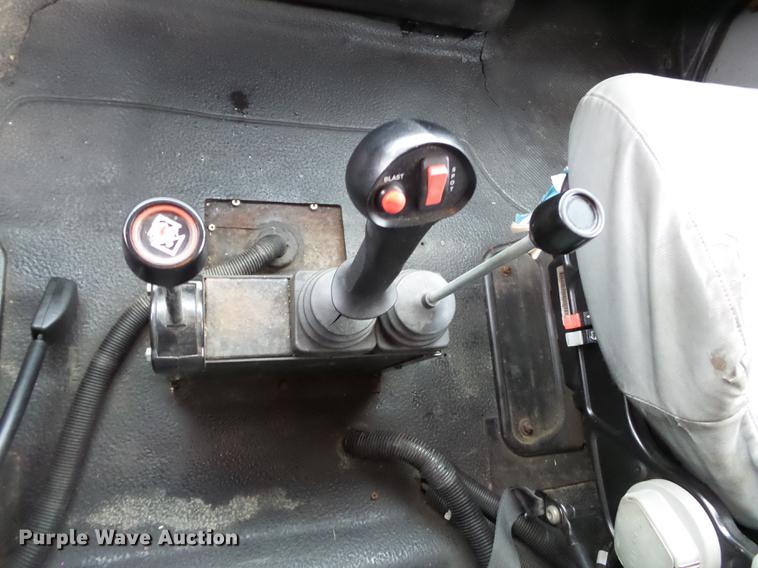 image for item DC6778 2007 International 7400 dump truck