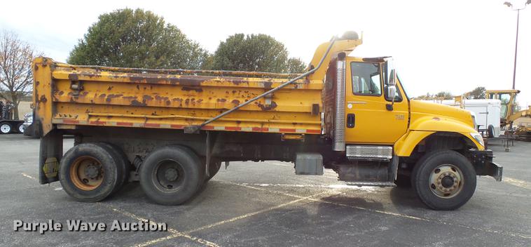 image for item DC6786 2002 International 7400 dump truck
