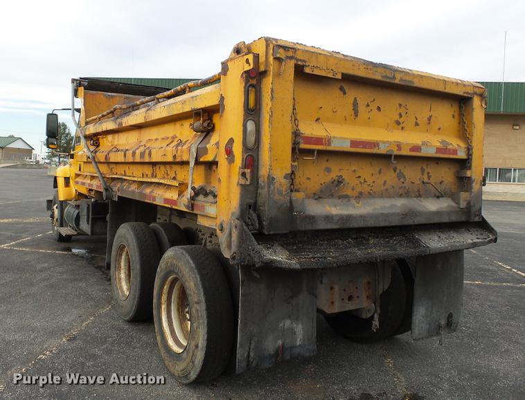 image for item DC6786 2002 International 7400 dump truck