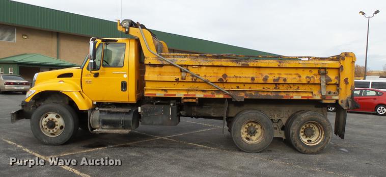 image for item DC6786 2002 International 7400 dump truck