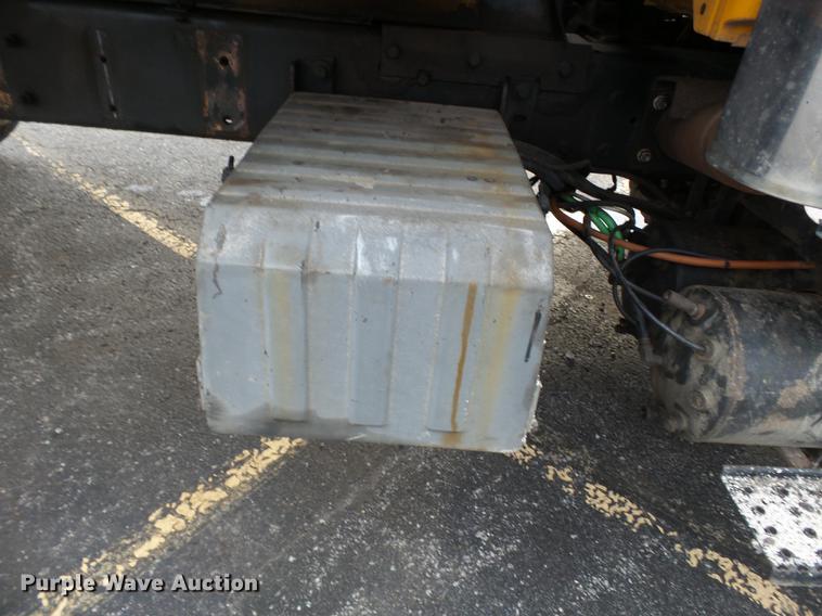 image for item DC6786 2002 International 7400 dump truck