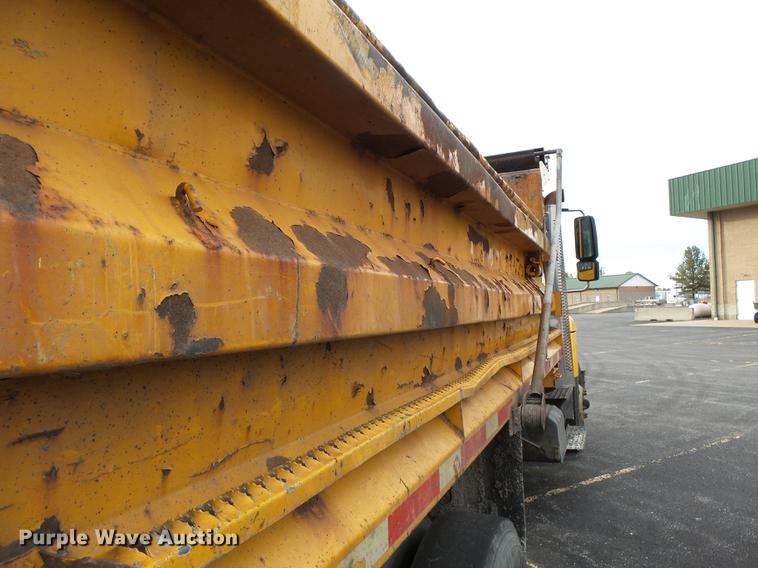 image for item DC6786 2002 International 7400 dump truck