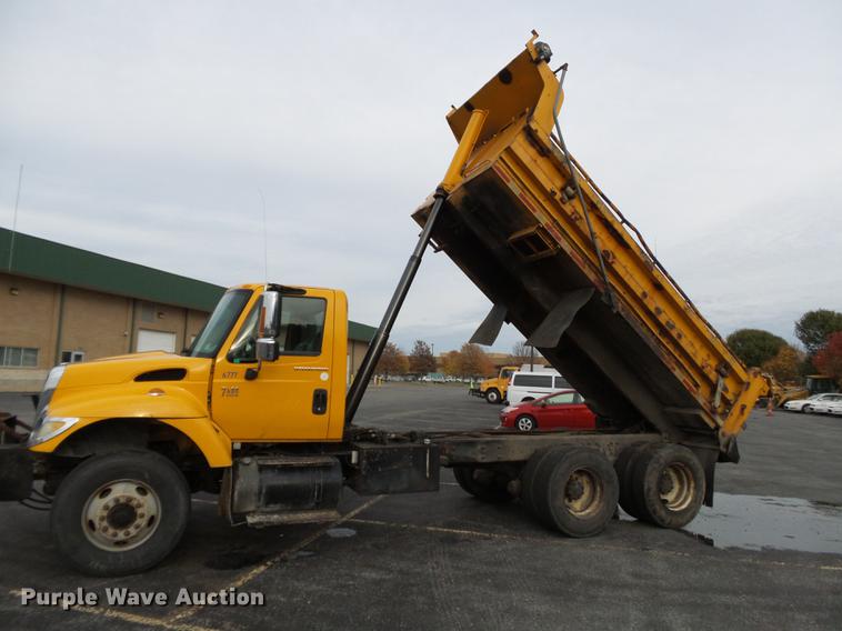 image for item DC6786 2002 International 7400 dump truck