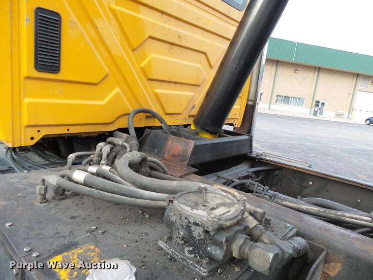 image for item DC6786 2002 International 7400 dump truck