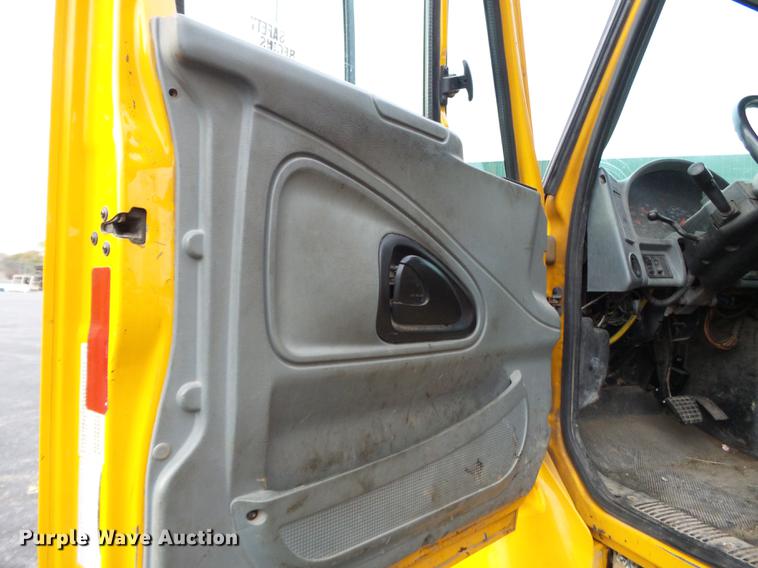 image for item DC6786 2002 International 7400 dump truck