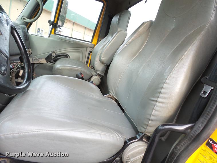 image for item DC6786 2002 International 7400 dump truck