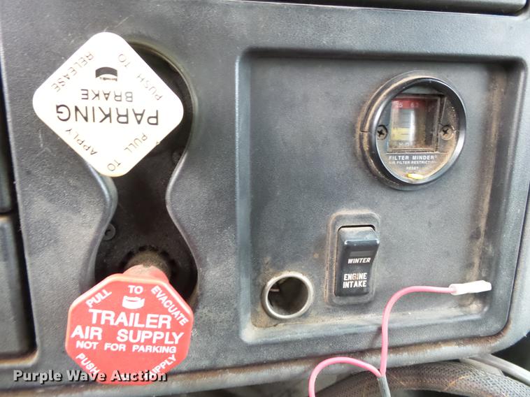 image for item DC6786 2002 International 7400 dump truck