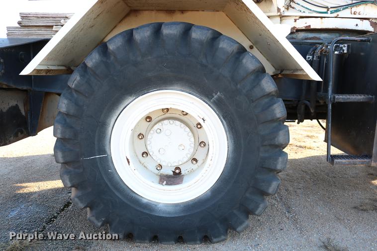 image for item DD0026 1985 P & H RT50 crane