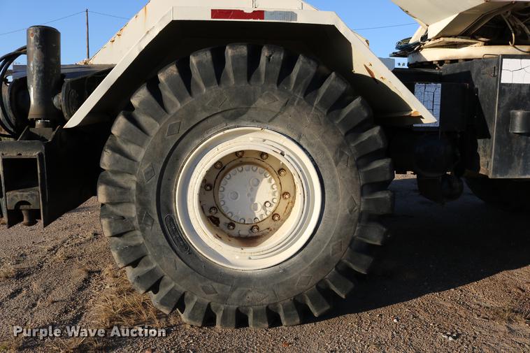 image for item DD0026 1985 P & H RT50 crane