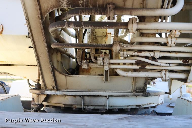 image for item DD0026 1985 P & H RT50 crane