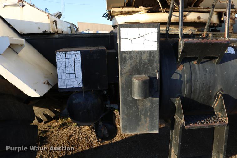 image for item DD0026 1985 P & H RT50 crane