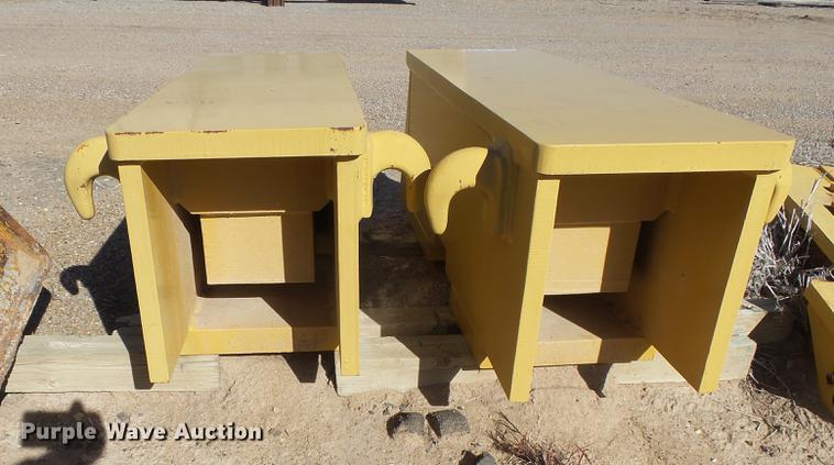 image for item DE9212 Caterpillar 140H push blocks