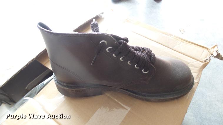 image for item DV9144 (15) pairs of boots