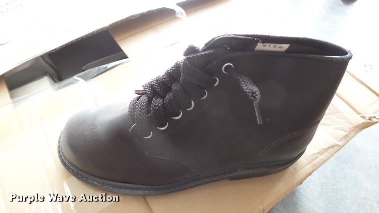 image for item DV9144 (15) pairs of boots