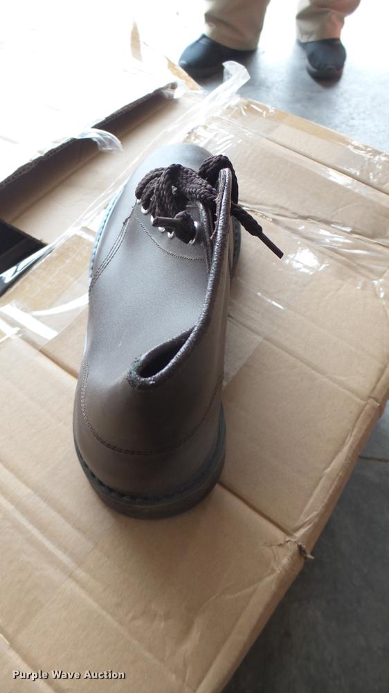 image for item DV9144 (15) pairs of boots