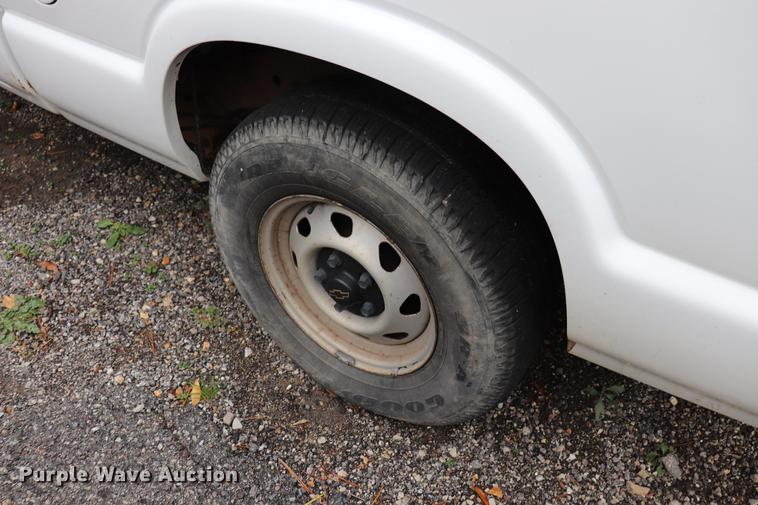 image for item ED9688 1998 Chevrolet S10 pickup truck