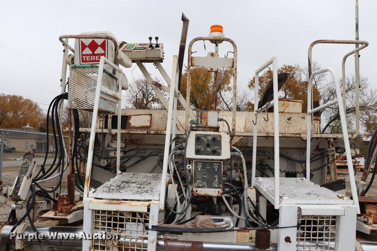 image for item ED9725 Cedarapids CR461 paver