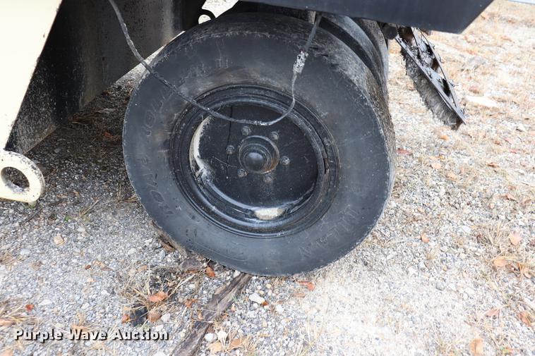 image for item ED9726 2002 Ingersoll Rand PT125R pneumatic roller