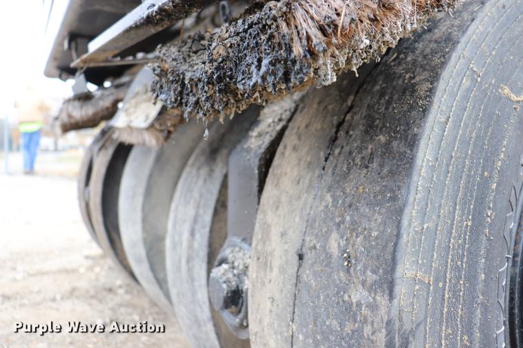 image for item ED9726 2002 Ingersoll Rand PT125R pneumatic roller