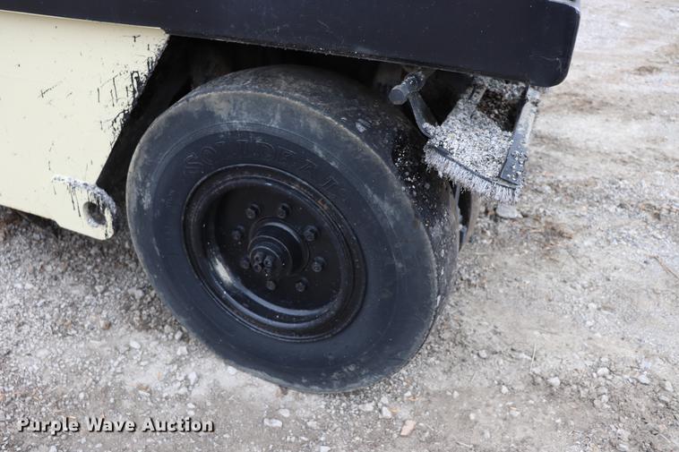 image for item ED9726 2002 Ingersoll Rand PT125R pneumatic roller