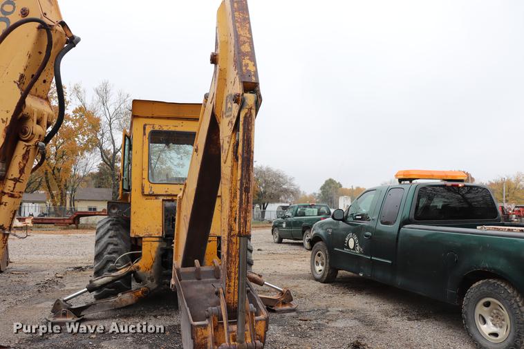 image for item ED9732 1979 John Deere 410 backhoe