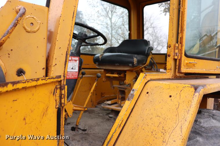 image for item ED9732 1979 John Deere 410 backhoe