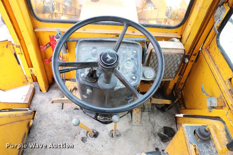 image for item ED9732 1979 John Deere 410 backhoe