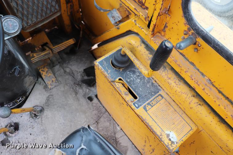 image for item ED9732 1979 John Deere 410 backhoe