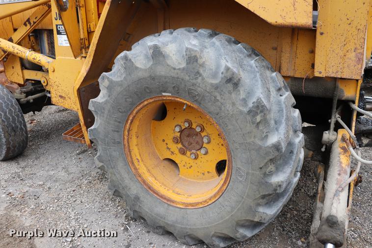 image for item ED9732 1979 John Deere 410 backhoe