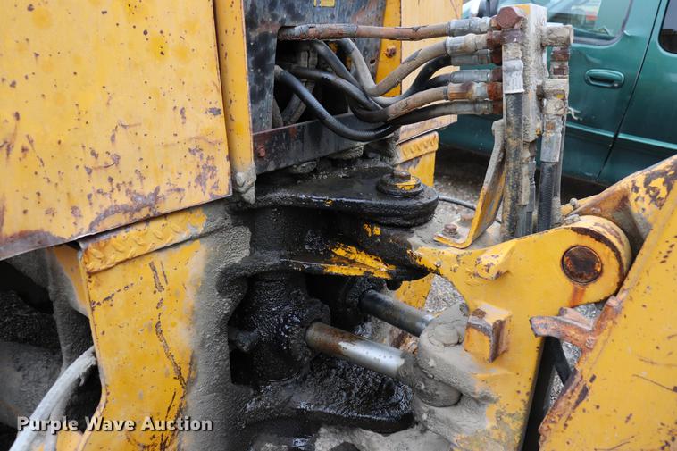 image for item ED9732 1979 John Deere 410 backhoe