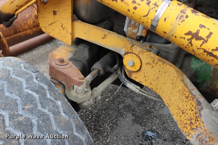 image for item ED9732 1979 John Deere 410 backhoe