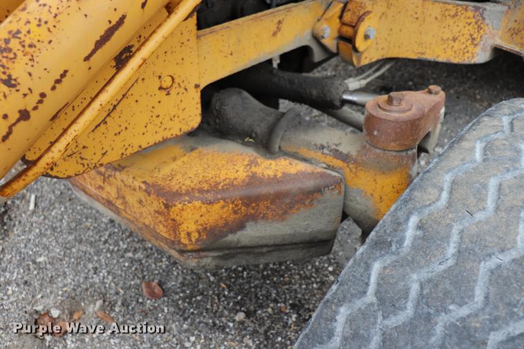 image for item ED9732 1979 John Deere 410 backhoe