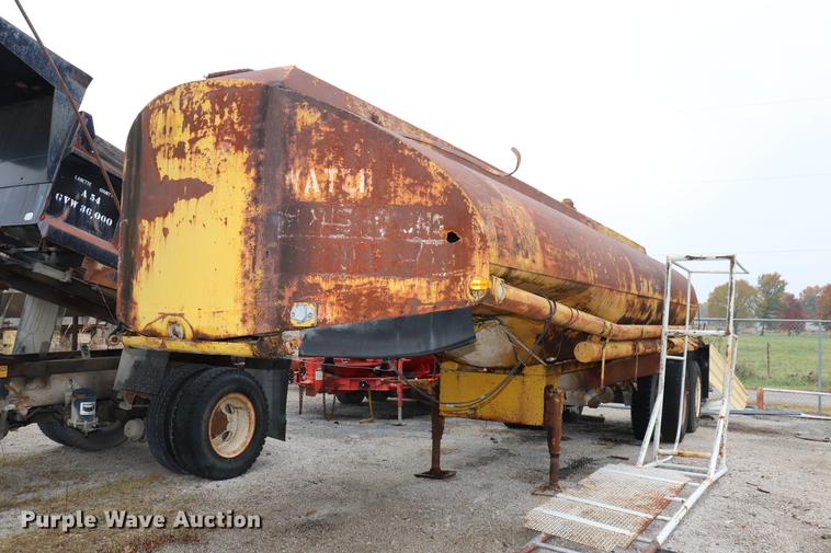 image for item ED9738 1952 Heil tank trailer