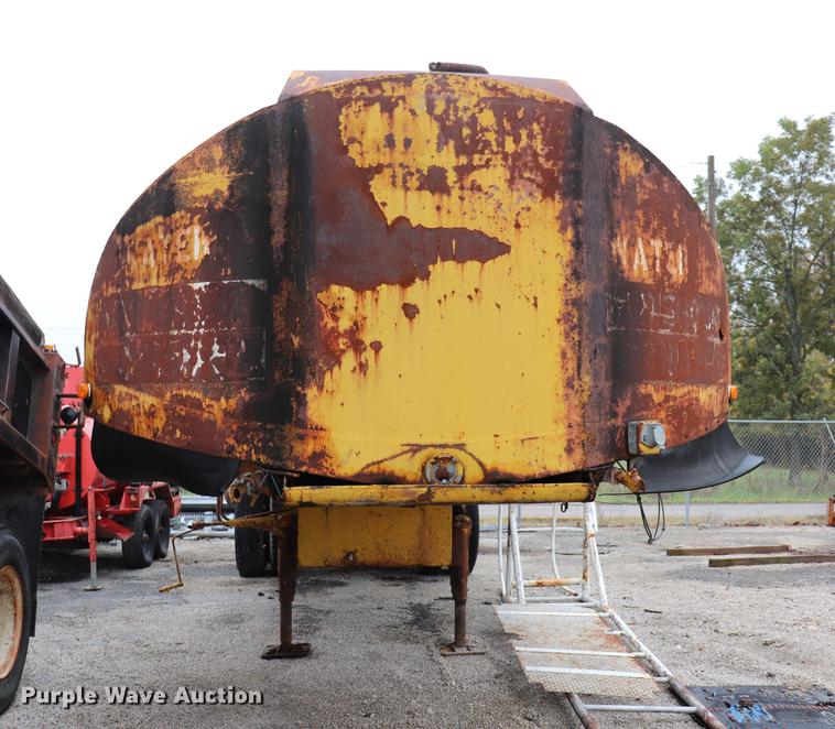 image for item ED9738 1952 Heil tank trailer
