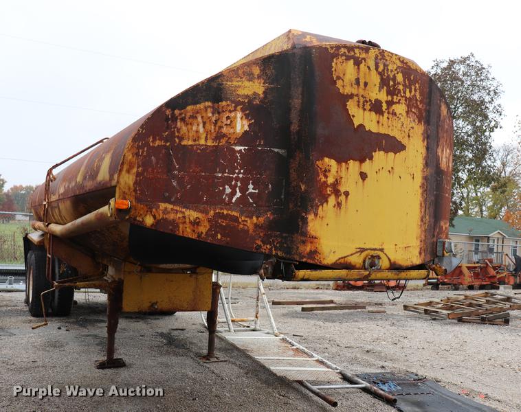 image for item ED9738 1952 Heil tank trailer