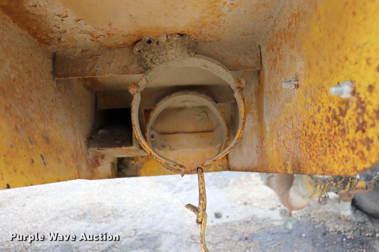 image for item ED9738 1952 Heil tank trailer