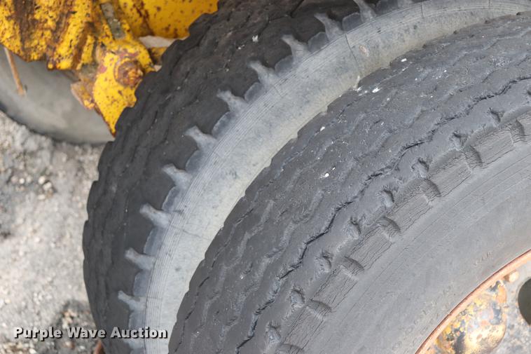 image for item ED9738 1952 Heil tank trailer