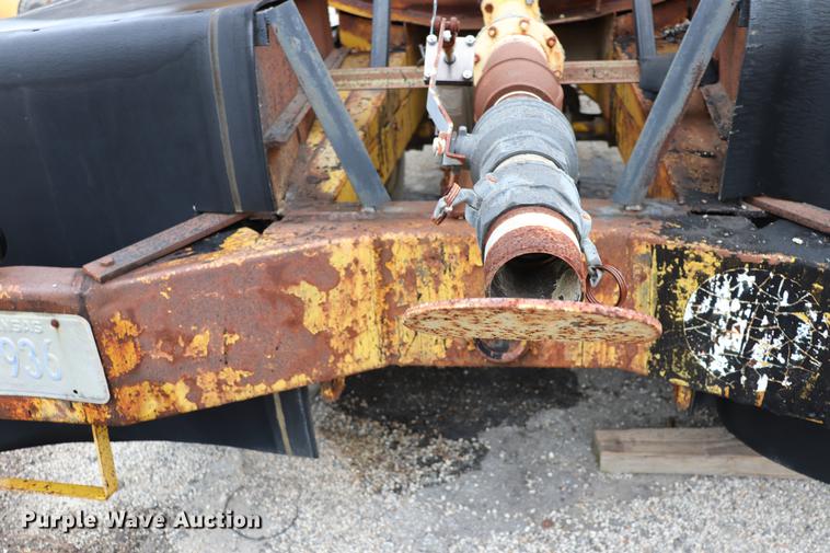 image for item ED9738 1952 Heil tank trailer