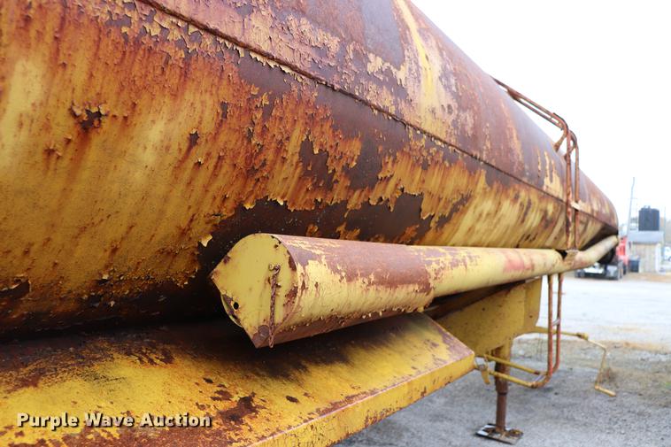 image for item ED9738 1952 Heil tank trailer