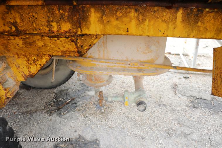 image for item ED9738 1952 Heil tank trailer