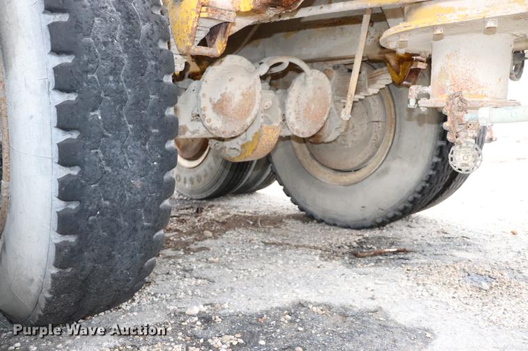 image for item ED9738 1952 Heil tank trailer