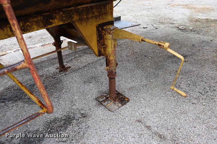 image for item ED9738 1952 Heil tank trailer