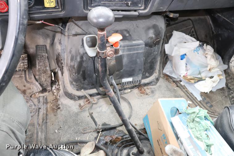 image for item ED9740 1994 Ford F800 dump truck