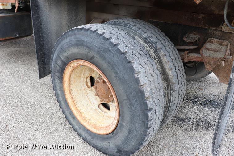 image for item ED9740 1994 Ford F800 dump truck