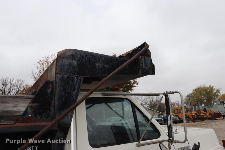 image for item ED9740 1994 Ford F800 dump truck