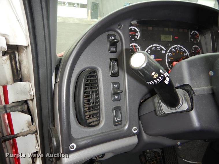 image for item J5636 2007 Freightliner Business Class M2 ambulance