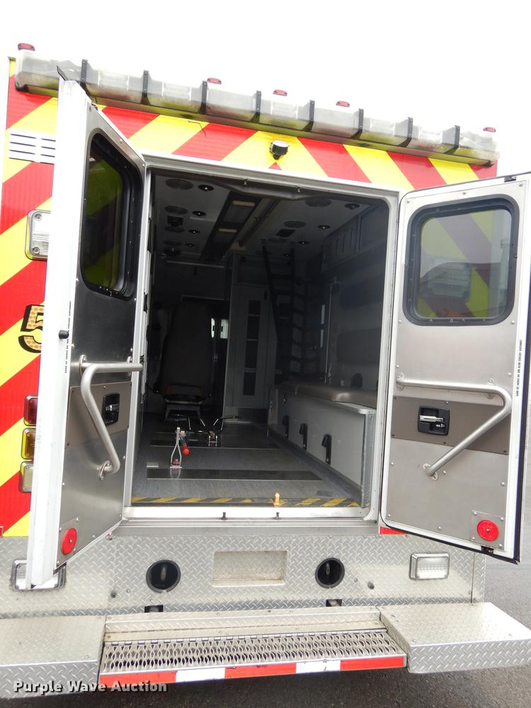 image for item J5636 2007 Freightliner Business Class M2 ambulance