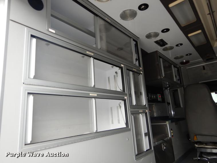 image for item J5636 2007 Freightliner Business Class M2 ambulance